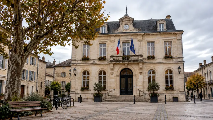 Façade d'une mairie française, drapeaux français et européen